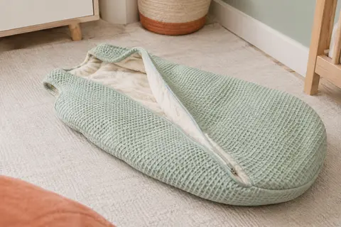 Nid d’ange bébé menthe ouvert en couverture, avec extérieur en coton et doublure douce.